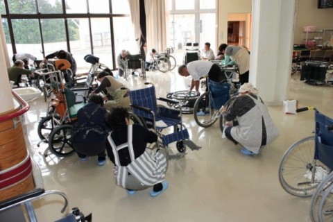 民生児童委員車椅子磨き